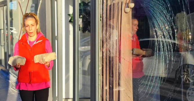 Adana’da iki kız kardeşin işlettiği düğün organizasyon ofisine taşlı saldırı