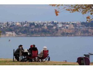 14 ilde ’sarı kod’ uyarısı verilirken, Antalya’da bahar havası yaşandı