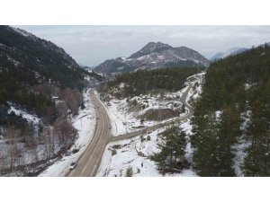 Kozan’da kar keyfi: Kardan adama sucuk ekmek ve şalgam ikram ettiler