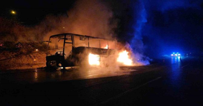 Otoyolda 39 yolcusu bulunan otobüs alev alev yandı
