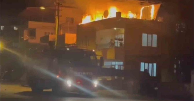 Hatay’da müstakil evin damı alevlere teslim oldu