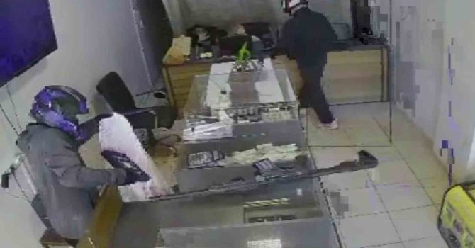 Silahlı 2 hırsız, 3 dakika içerisinde kuyumcuyu soydu... Korku dolu anlar kamerada