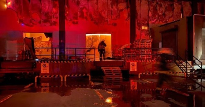 Antalya’da market deposu alev alev yandı, temel gıda alanı küle döndü