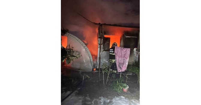 Altınözü’nde konteyner ve çadır yandı