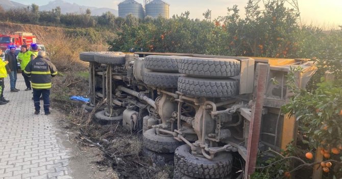 Payas’ta trafik kazası: devrilen kamyonun sürücüsü yaralandı