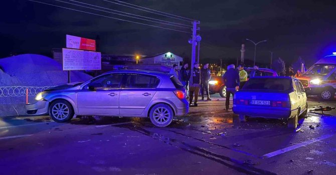 Isparta’da çarpışan otomobillerin sürücüleri hafif yaralandı