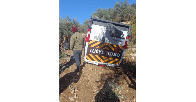 Öğrenci servisi zeytinliğe uçtu: 5 yaralı