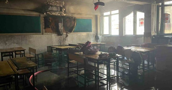 Alanya’da ilkokul sınıfının klima ünitesinde çıkan yangın korkuttu