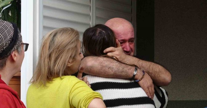 Evleri yanan genç kızı anne ve babası sarılarak teselli etti