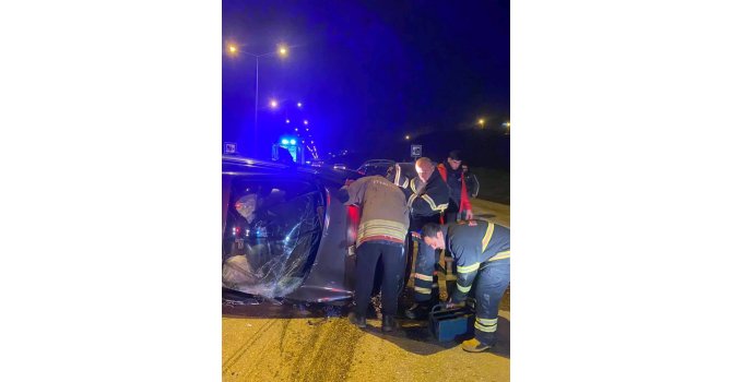 Vidanjöre çarparak devrilen otomobilin sürücüsü yaralandı