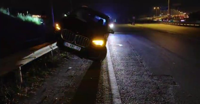 Antalya’da kontrolden çıkan lüks cip, bariyerlerin üzerinde asılı kaldı