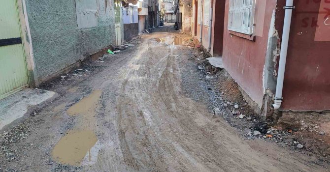 Yollar köstebek yuvasına döndü, mahalleli isyan etti