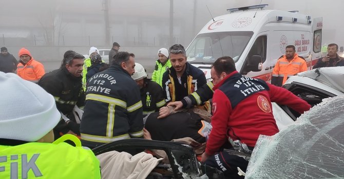Burdur’da yoğun siste zincirleme kaza: 1’i ağır 2 yaralı
