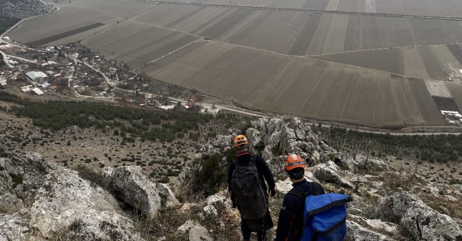 Dağda mahsur kalan keçi ekipler tarafından kurtarıldı