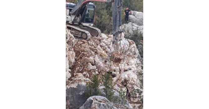 Kaya duvar yıkıldı, altında kalan genç hayatını kaybetti