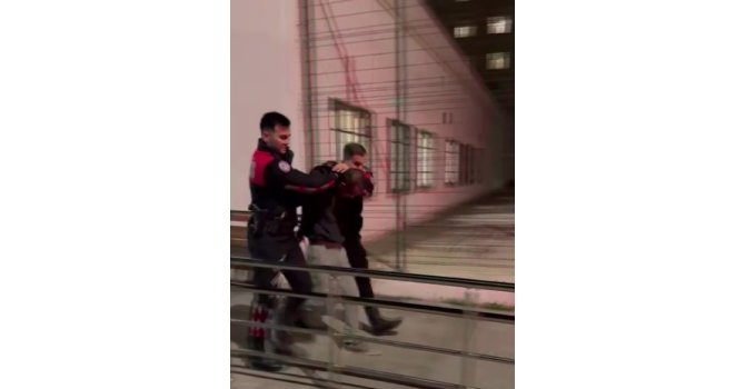 Tartıştığı arkadaşını tabancayla vurdu