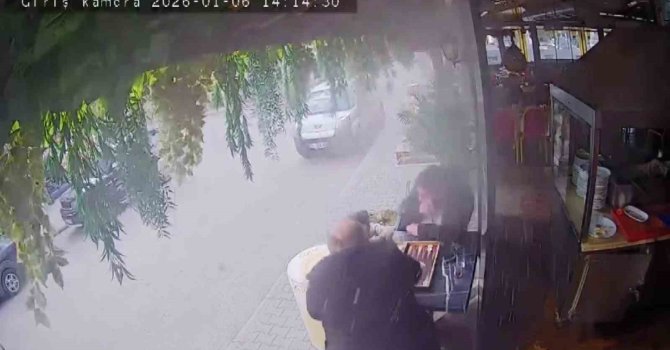 Klima borusu bomba gibi patladı: Müşteriler sokağa kaçtı