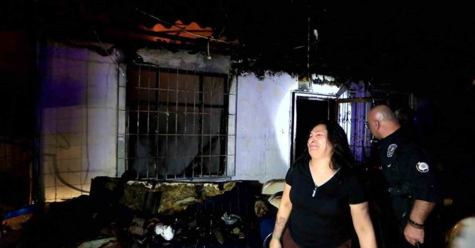 Antalya’da gecekondu yangını: Küle dönen evini görünce gözyaşlarına boğuldu