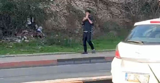 Adana’da herkesin gözü önünde poşetle uçucu madde çekti