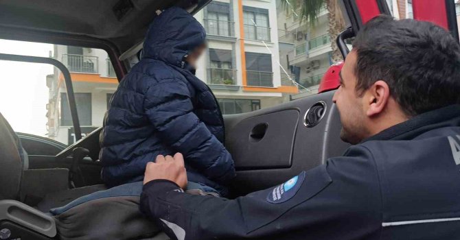 Küçük yaştaki çocuğu evde tek başına bıraktı, komşuların ihbarı ekipleri alarma geçirdi