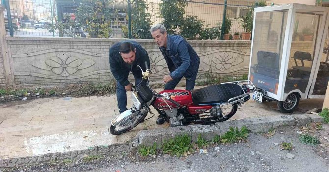 Trafik polisini görünce motosikleti bırakıp kaçtı