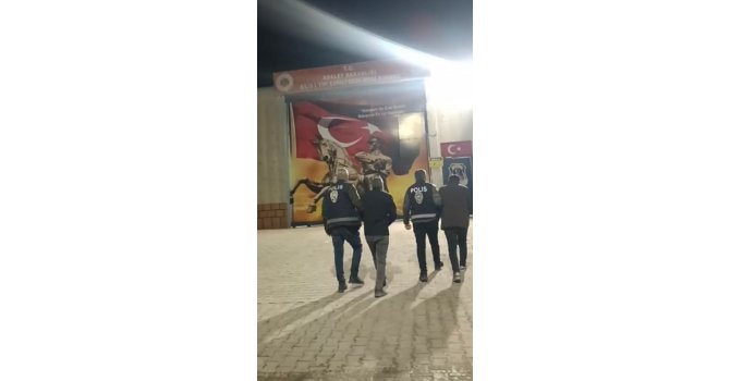 Kumlu’da otodan hırsızlık şüphelileri tutuklandı