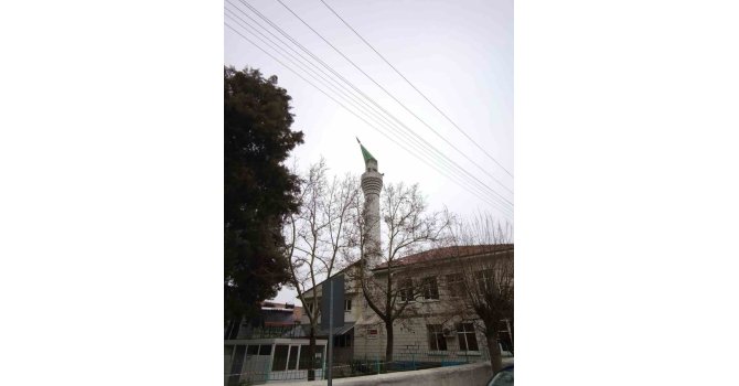 Burdur’da şiddetli rüzgar nedeniyle minarenin kubbesi koptu