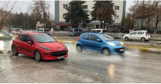 Isparta’da sağanak ve fırtına hayatı olumsuz etkiledi