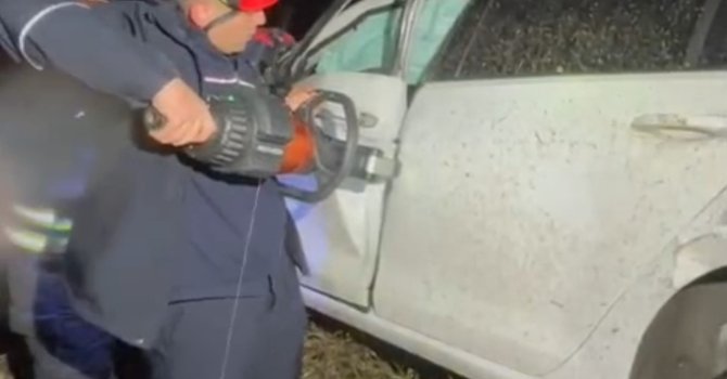 Adana’da şarampole yuvarlanan otomobildeki 2 kişi yaralandı