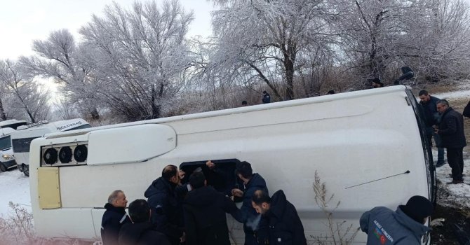 Elbistan-Çoğulhan karayolunda işçi servisi devrildi