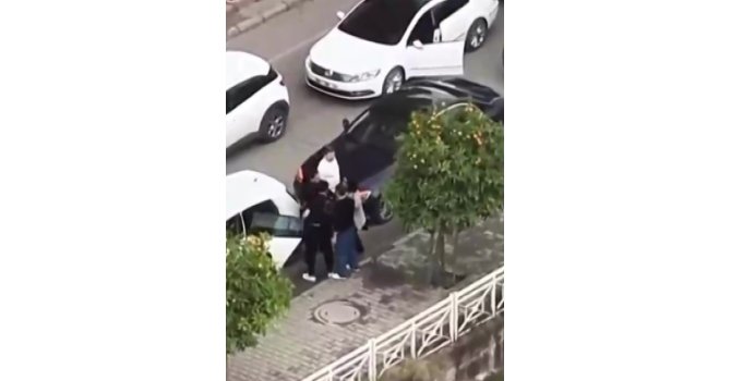 Adana’da koca eşini tartaklayıp, otomobiliyle aracına defalarca vurdu