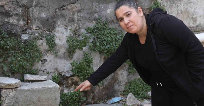 Annesinin yanındayken duvarın üzerindeki telefonu çaldı