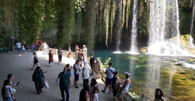 Düden Şelalesi bayramda 100 bin ziyaretçiyi ağırladı