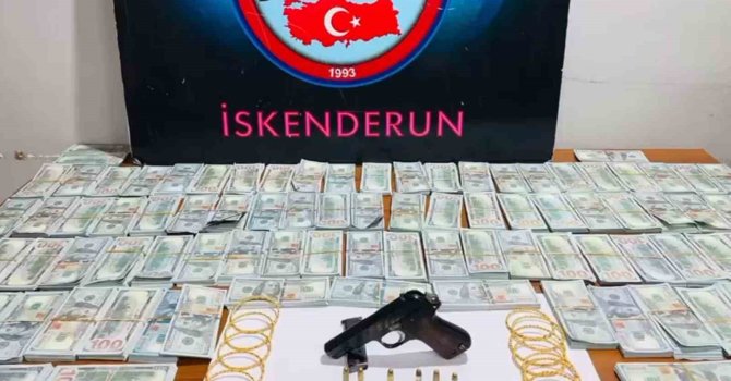 Durdurulan araçta sahte 1 milyon Amerikan doları ele geçirildi