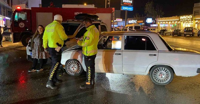 Antalya iki otomobilin çarpıştığı ve 3 kişinin yaralandığı kaza anı kamerada