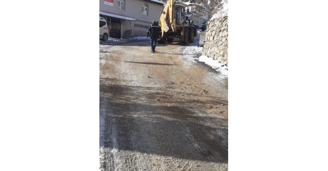 Saimbeyli’de karla mücadele aralıksız sürüyor