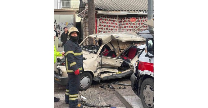 Ambulansla çarpışan otomobil hurdaya döndü: 2 yaralı