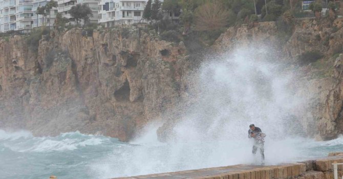 Antalya’da çatı uçtu, aracın üzerine tabela devrildi, elektrik telleri koptu