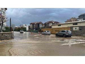 Alanya’da yağmur , dolu ve fırtına hayatı olumsuz etkiledi