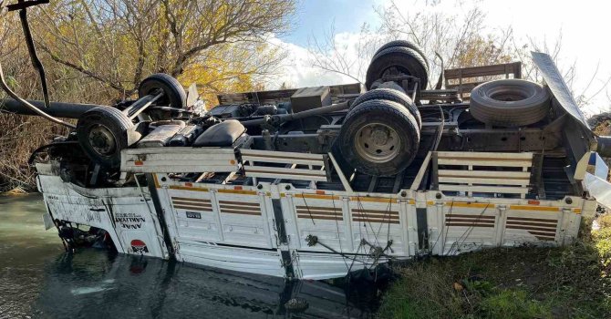 Osmaniye’de turp yüklü kamyon dereye devrildi