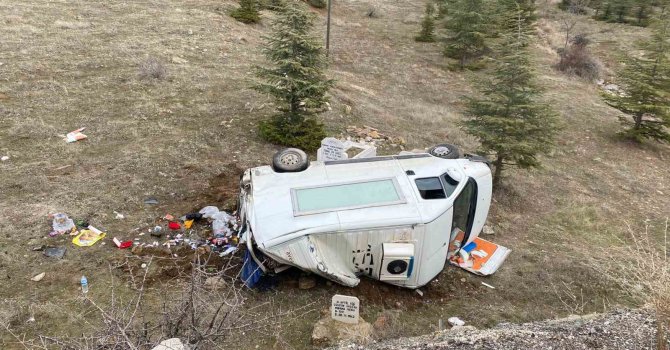 Kontrolden çıkan kamyonet şarampole yuvarlandı: 3 yaralı