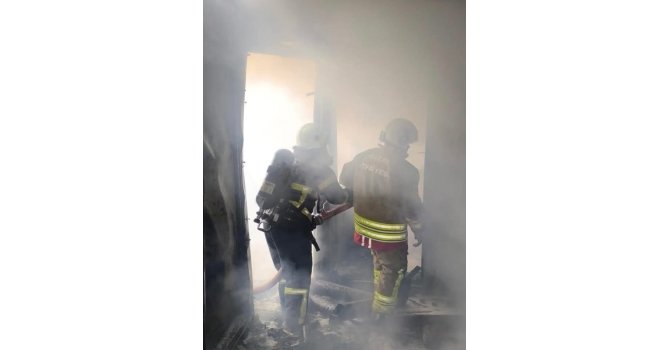 Hatay’da alevlere teslim olan konteyner kullanılamaz hale geldi