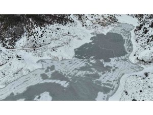 ’Adana’nın Sibiryası’nda Kürebeli Barajı buz tuttu