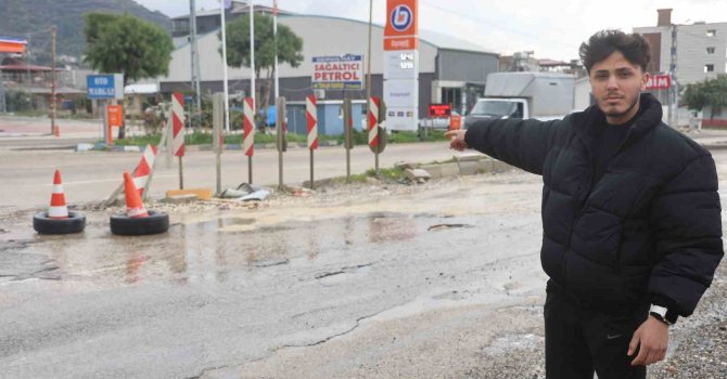 Çukura düşen araçları durdurmaya çalıştı, başarısız oldu