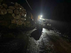 Kemer’de yağış nedeniyle istinat duvarı çöktü