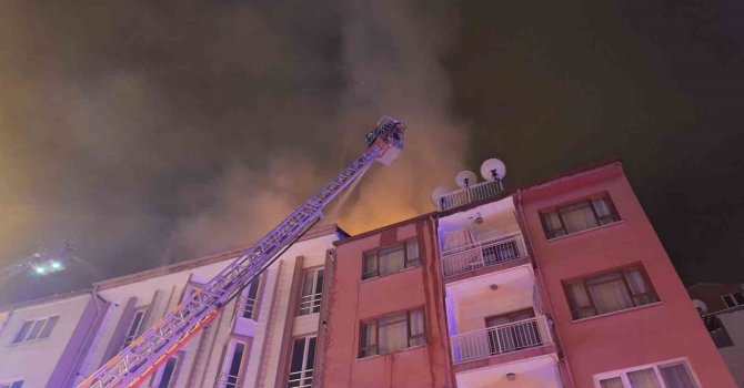 Burdur’da 4 katlı binada korkutan yangın