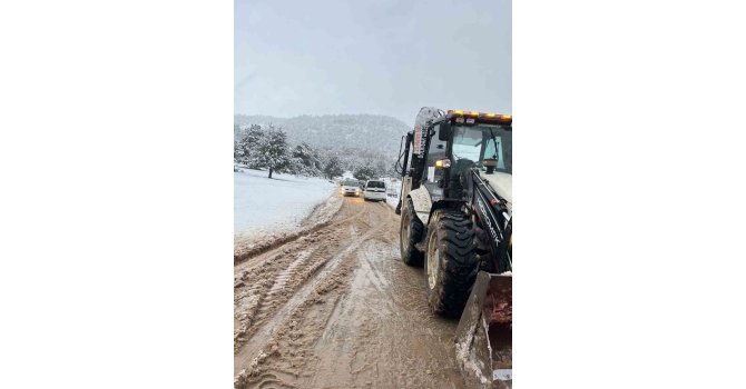 Burdur’da karda mahsur kalanlar kurtarıldı