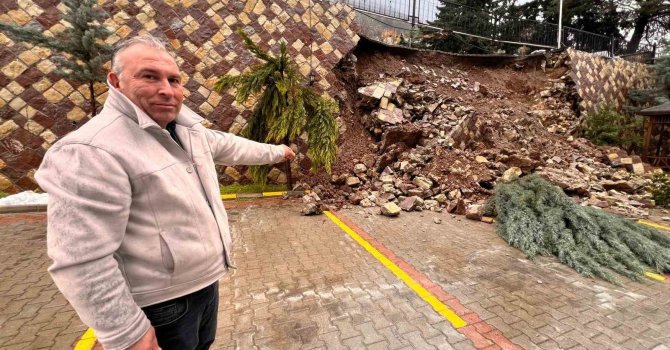 Şiddetli yağış sonrası istinat duvarı çöktü