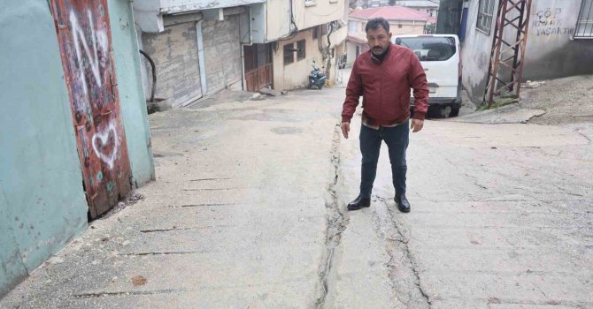 Mahallenin elektriksiz kalmasına sebep olan hırsızların canlarını hiçe sayarak yer altındaki kabloları çalma anları kamerada