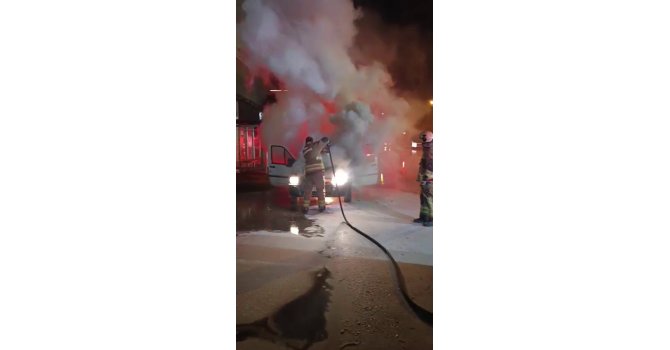 İskenderun’da seyir halindeki araç alevlere teslim oldu